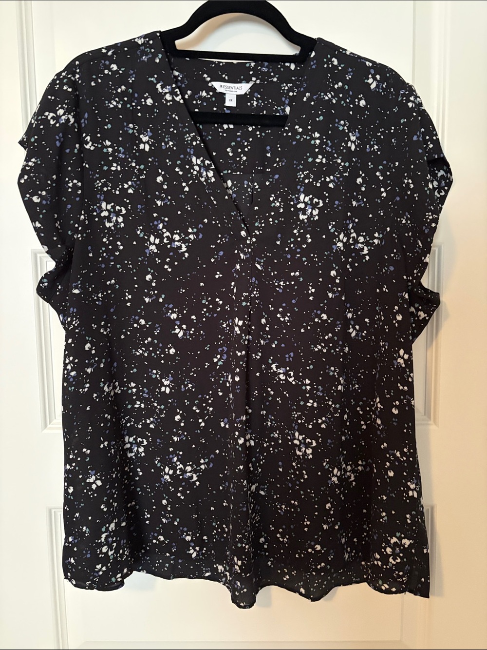 Reitmans Black Floral Speckle V-Neck Blouse